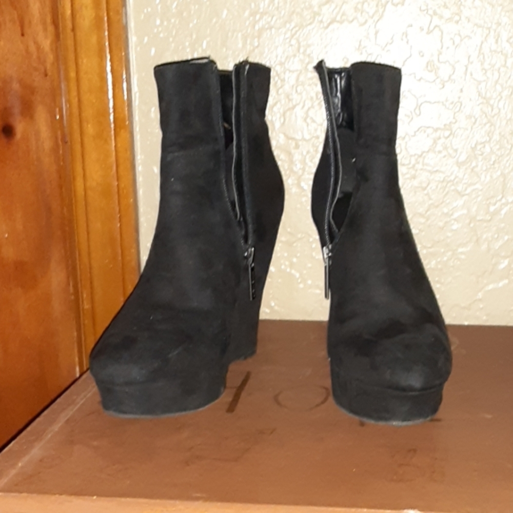 Shoes/Wedged heels